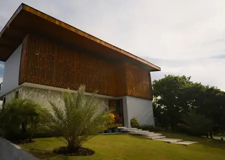 Timber clad villas set in gardens at Calodyne